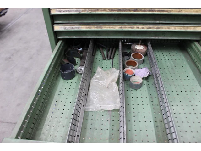 Lasaccessoires, potboren, draadtappers, schuurbanden, etc. in metalen ladekast. afmeting 72 x 73 x 100 cm. - afbeelding 5 van  8