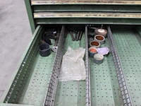 Lasaccessoires, potboren, draadtappers, schuurbanden, etc. in metalen ladekast. afmeting 72 x 73 x 100 cm. - afbeelding 5 van  8