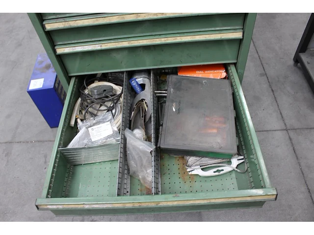 Lasaccessoires, potboren, draadtappers, schuurbanden, etc. in metalen ladekast. afmeting 72 x 73 x 100 cm. - afbeelding 8 van  8