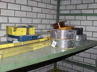 Lasgerelateerde producten waaronder toortsen, elektrodes, koppelingen, lasdraad enz. in twee stellingen - afbeelding 1 van  4