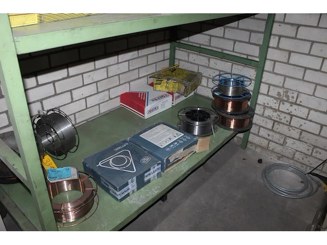 Lasgerelateerde producten waaronder toortsen, elektrodes, koppelingen, lasdraad enz. in twee stellingen - afbeelding 2 van  4