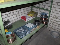 Lasgerelateerde producten waaronder toortsen, elektrodes, koppelingen, lasdraad enz. in twee stellingen - afbeelding 2 van  4