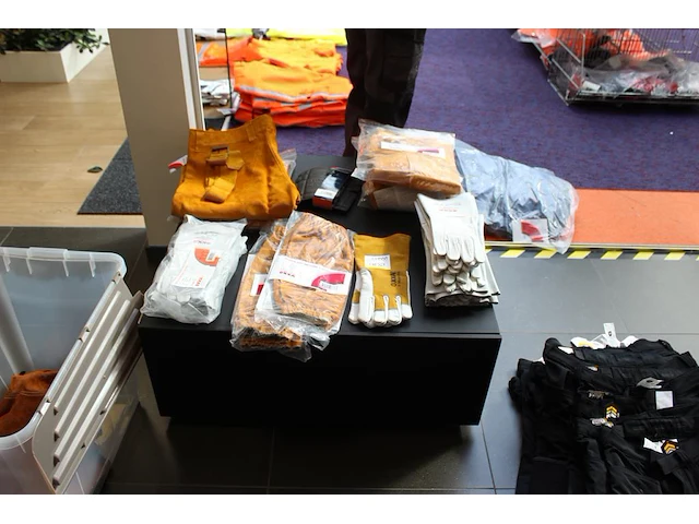 Laskleding en beschermingsmiddelen oxxa w.o. jassen broeken handschoenen en schorten op schap en in kunstst... - afbeelding 2 van  3