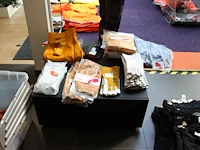 Laskleding en beschermingsmiddelen oxxa w.o. jassen broeken handschoenen en schorten op schap en in kunstst... - afbeelding 2 van  3