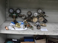 Lasproducten op schap w.o. manometers en klemmen. - afbeelding 1 van  2