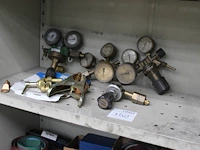 Lasproducten op schap w.o. manometers en klemmen. - afbeelding 2 van  2