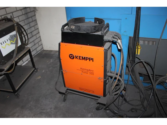 Lasrobot fanuc arcmate 100i met besturingskast fanuc system r-j3, handterminal teach pendant en draaiplatea... - afbeelding 8 van  10