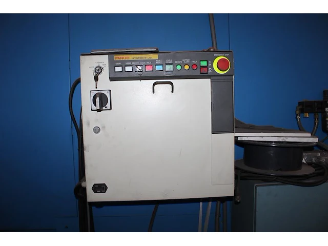 Lasrobot fanuc arcmate 100i met besturingskast fanuc system r-j3, handterminal teach pendant en draaiplatea... - afbeelding 10 van  10