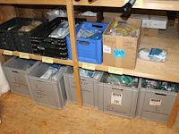 Latex- en werkhandschoenen in diverse maten en uitvoeringen in tien dozen en kratten. - afbeelding 1 van  3