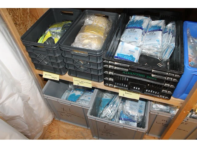 Latex- en werkhandschoenen in diverse maten en uitvoeringen in tien dozen en kratten. - afbeelding 2 van  3