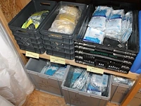 Latex- en werkhandschoenen in diverse maten en uitvoeringen in tien dozen en kratten. - afbeelding 2 van  3