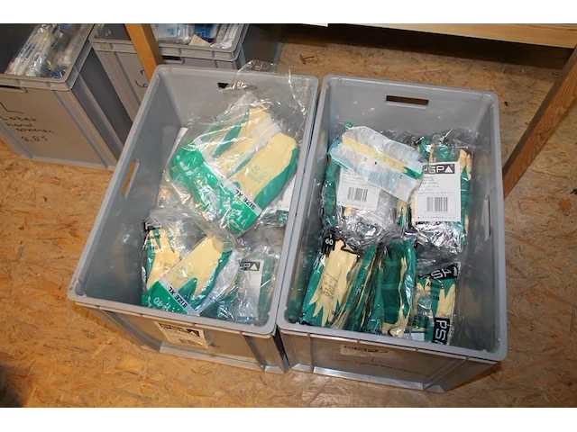 Latex- en werkhandschoenen in diverse maten en uitvoeringen in tien dozen en kratten. - afbeelding 3 van  3