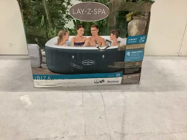 Lay-z-spa ibiza jacuzzi en buitenspa - afbeelding 1 van  4