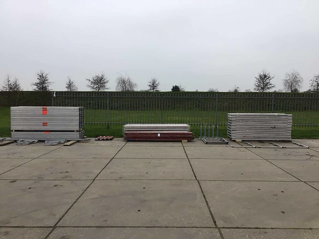 Layher blitz aluminium renovatie steiger - afbeelding 1 van  9
