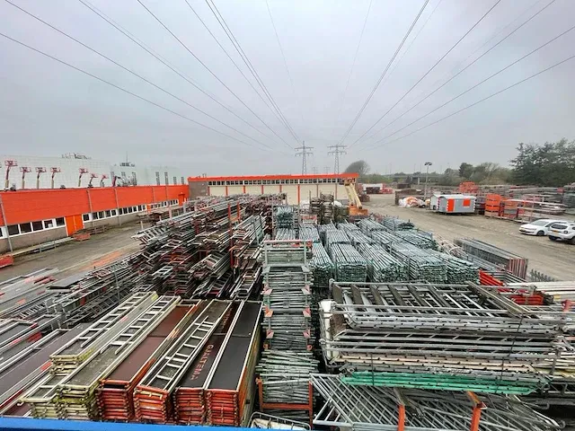 Layher / custer / dutch - allround - bouwsteigers - zeer grote partij stalen en aluminium steigermateriaal - afbeelding 1 van  88