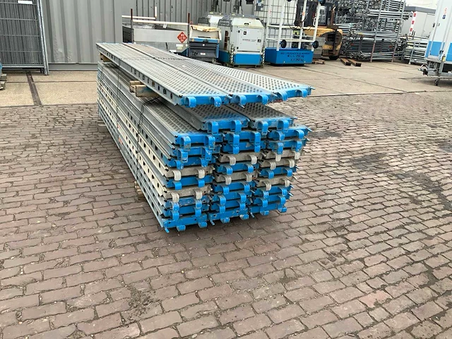 Layher loopplanken 3m steigermateriaal (32x) - afbeelding 2 van  4