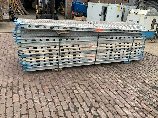 Layher loopplanken 3m steigermateriaal (32x) - afbeelding 3 van  4