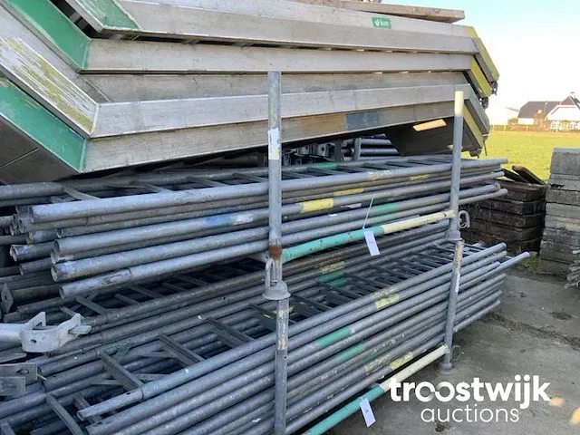 Layher steigerladder in metalen bok - afbeelding 1 van  1