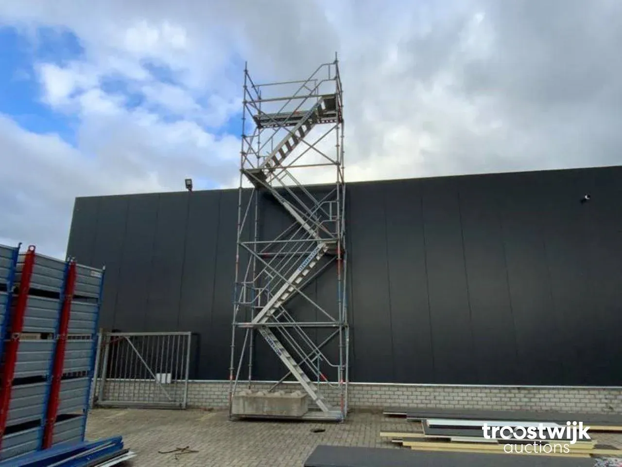 Layher steigermaterieel, bouwunits, aannemersmaterialen en rollend materieel