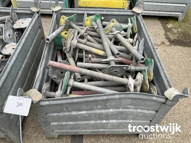 Layher voetspindel met voetstuk in metalen bak - afbeelding 1 van  2