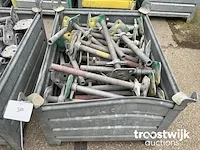 Layher voetspindel met voetstuk in metalen bak - afbeelding 1 van  2