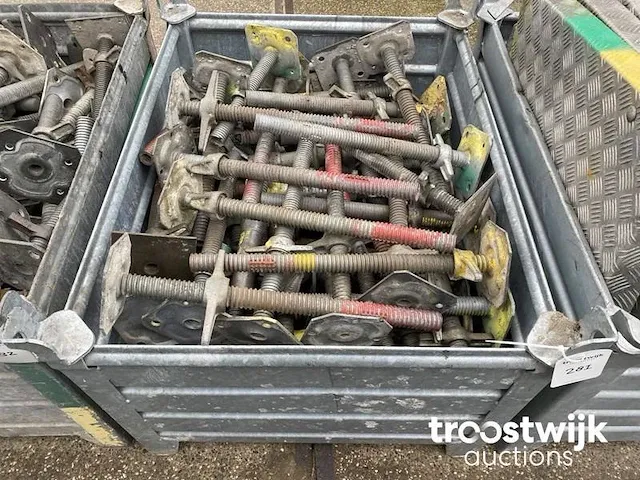 Layher voetspindel met voetstuk in metalen bak - afbeelding 1 van  2