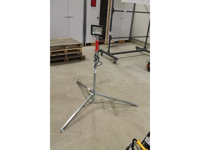 Led-bouwlamp led's work 30 w 3000 lumen ip65 op statief kelfort. - afbeelding 2 van  4