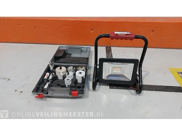 Led bouwlamp met gatenboorset - afbeelding 1 van  6