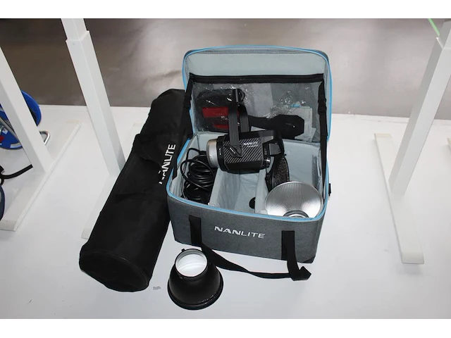 Led spot nanlight forza 200b met statief en accessoires in twee draagtassen. - afbeelding 1 van  2