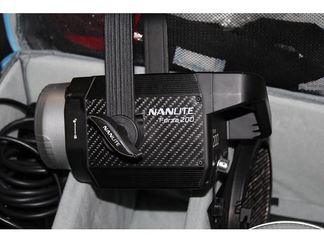 Led spot nanlight forza 200b met statief en accessoires in twee draagtassen. - afbeelding 2 van  2
