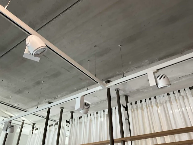 Led-spots op spanningsrail (44 spots) - afbeelding 1 van  4