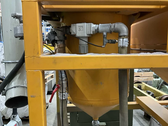 Leering straalmachine met filterafzuiginstallatie - afbeelding 9 van  11