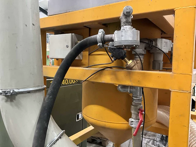 Leering straalmachine met filterafzuiginstallatie - afbeelding 10 van  11