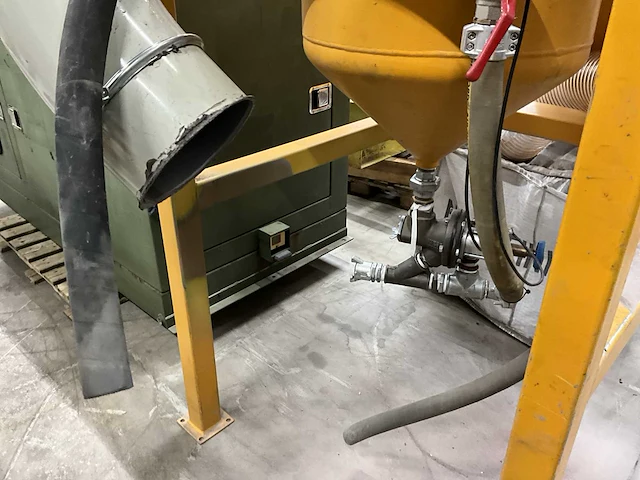 Leering straalmachine met filterafzuiginstallatie - afbeelding 11 van  11