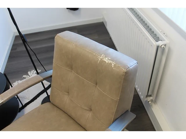 Leeshoekset bestaande uit fauteuil, tafel, vloerkleed en leeslamp. let op! de rugleuning van de stoel is be... - afbeelding 3 van  3