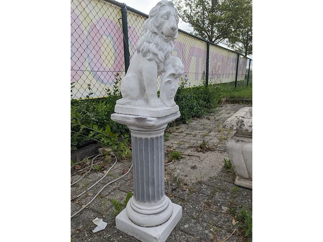 Leeuw op sokkel - afbeelding 3 van  7