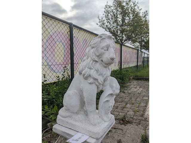 Leeuw op sokkel - afbeelding 4 van  7