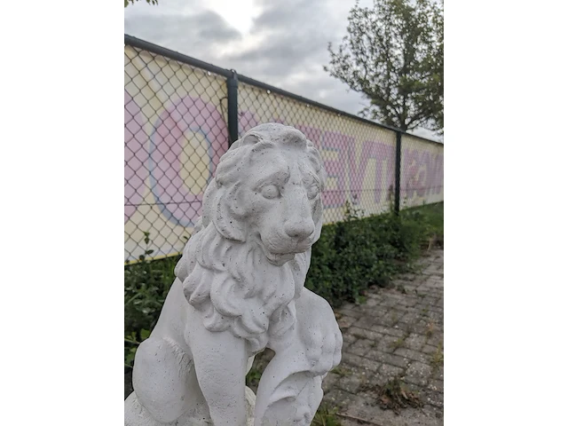 Leeuw op sokkel - afbeelding 5 van  7