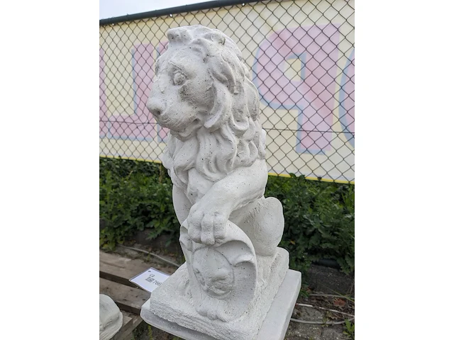 Leeuw op sokkel - afbeelding 6 van  7