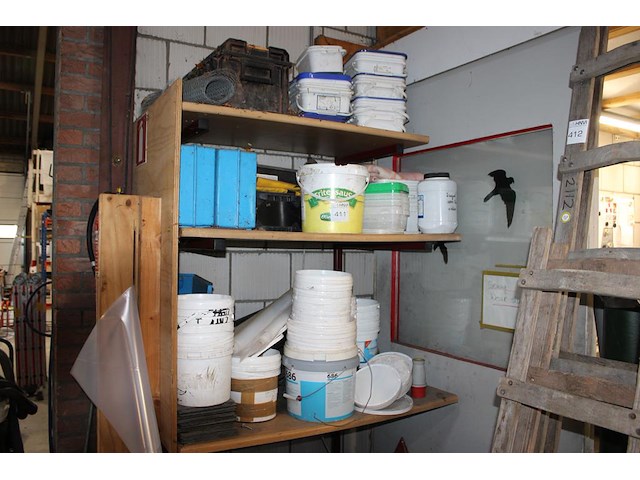 Lege emmers en bakjes met diverse deksels. - afbeelding 1 van  1