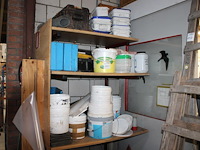 Lege emmers en bakjes met diverse deksels. - afbeelding 1 van  1