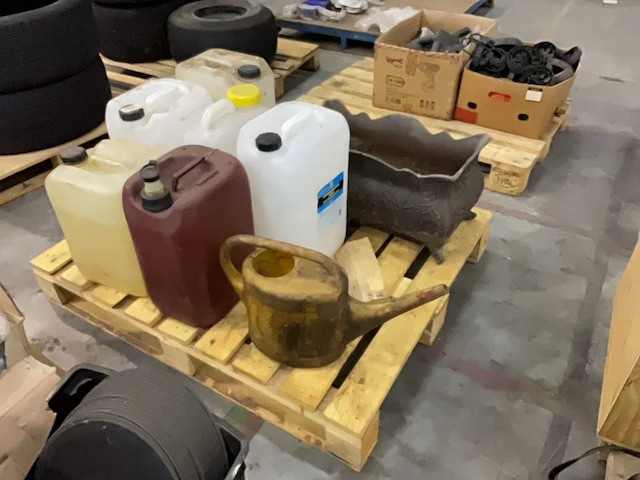 Lege jerrycans en houtbak - afbeelding 1 van  5