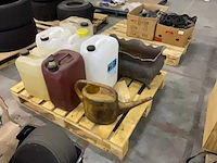 Lege jerrycans en houtbak - afbeelding 1 van  5