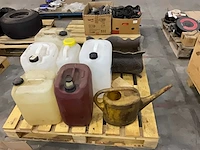 Lege jerrycans en houtbak - afbeelding 2 van  5