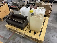 Lege jerrycans en houtbak - afbeelding 3 van  5