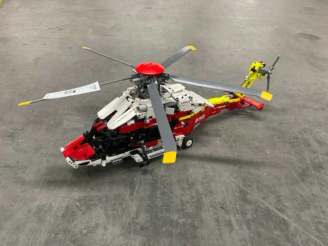Lego - 42145 - airbus h175 rescue helicopter - lego technic - afbeelding 3 van  7