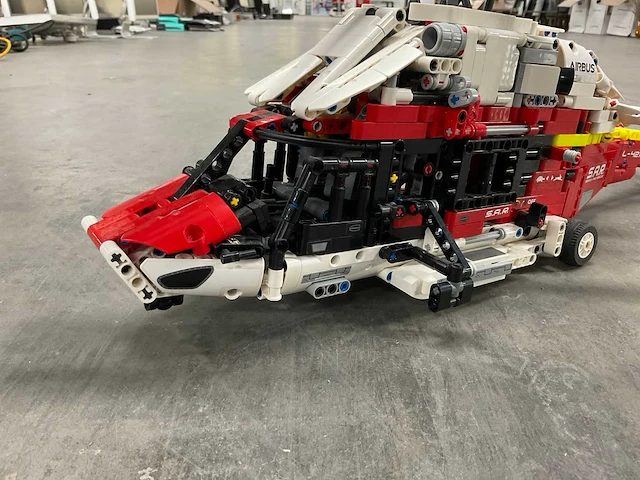 Lego - 42145 - airbus h175 rescue helicopter - lego technic - afbeelding 4 van  7