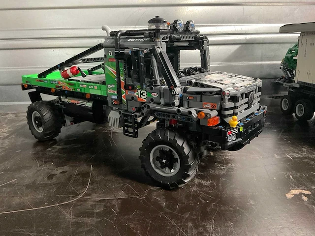 Lego 42129 mercedes benz zetros trial truck - afbeelding 2 van  9