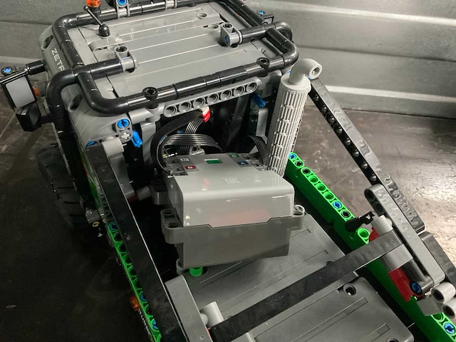 Lego 42129 mercedes benz zetros trial truck - afbeelding 6 van  9