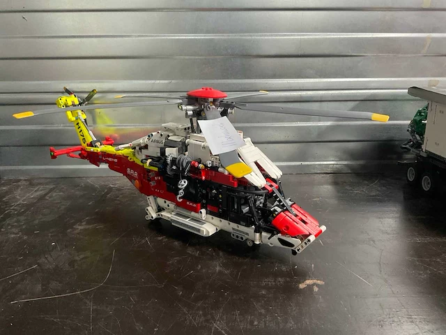 Lego 42145 airbus h175 reddingshelikopter - afbeelding 2 van  7